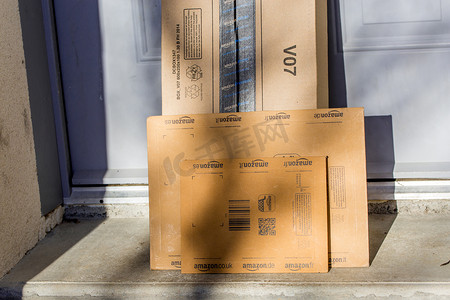 法国巴黎-2017 年 2 月 8 日：亚马逊 Prime 包裹包裹在房子的门前。