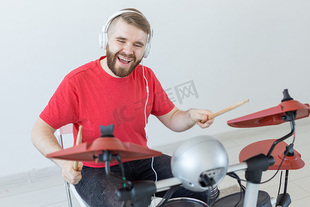 鼓手、爱好和音乐概念 — 身穿红衬衫的年轻鼓手演奏电子鼓