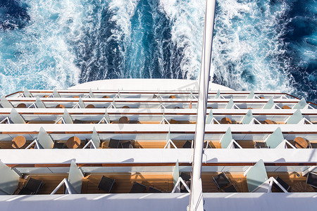 游轮客舱摄影照片_游轮上的阳台、带尾流或步道的甲板
