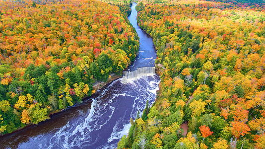 在塔夸梅农瀑布 (Tahquamenon Falls) 坠落，河流更大