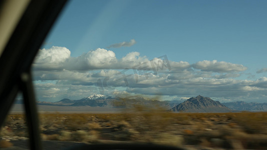 公路摄影照片_公路旅行，驾驶汽车从死亡谷到美国内华达州拉斯维加斯。