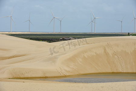 B Atins 附近 Lencois Maranhenses 沙丘上的风车