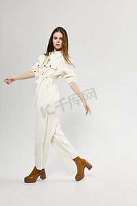 浅色背景中穿着白色连身裤的时尚女性时尚服装情感模型
