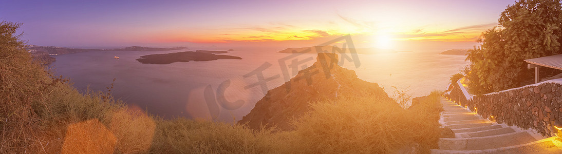 破火山口摄影照片_俯视破火山口和海的日落海景在vi