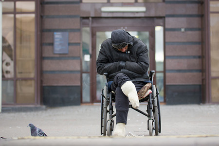 俄罗斯，喀山2016年9月14日，市中心 — 坐在轮椅上乞讨金钱的残疾无家可归者 — 醉酒乞丐睡觉
