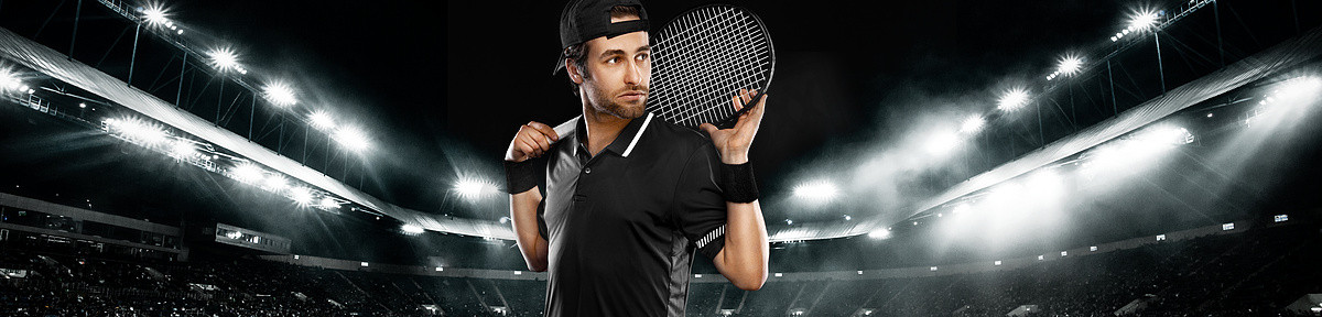 黑色t恤摄影照片_有球拍的网球运动员穿着黑色T恤。
