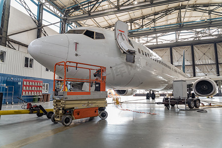 客机摄影照片_客机在机库进行发动机和机身维修维护