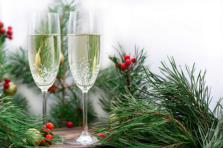圣诞假期静物画，有香槟、松枝、r