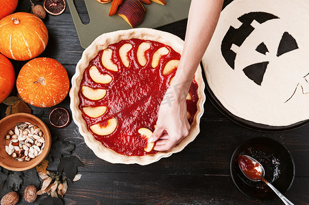 厨师为万圣节做一个馅饼，馅料是南瓜草莓酱和桃子
