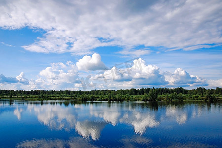五彩缤纷水果茶摄影照片_河流或湖泊水面反射云彩的夏季景观