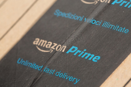 法国巴黎-2017 年 2 月 8 日：亚马逊 Prime 包裹包裹特写。