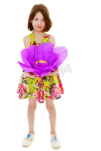 大朵祥云摄影照片_拿着一朵大紫色花的小女孩
