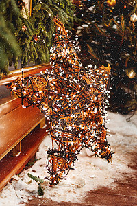 圣诞和新年背景与冷杉树和明亮的装饰星-户外装饰由柳树枝制成，带有灯泡花环。