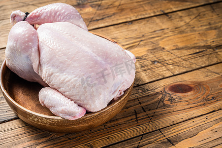 生鸡肉，木盘中的家禽肉。