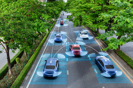 司机摄影照片_带自动传感器的智能汽车在带电线的绿色道路上行驶