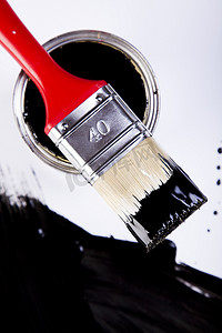 明亮色彩摄影照片_油漆桶、油漆和刷子，明亮的色彩色调概念
