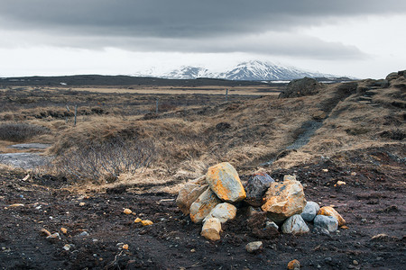 冰岛风景与田野上的岩石