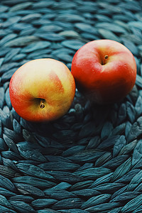 两个新鲜成熟的小苹果、水果和有机食品
