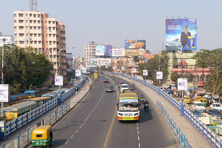 繁忙的城市街道在加尔各答最繁忙的地区之一的 Dhakuria 桥立交桥上，晚间高峰时段交通流量缓慢。