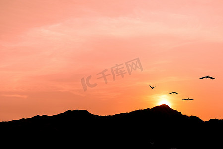 山景与暮色天空美丽的洋红色色调主题日落和日出。