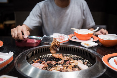烤肉片摄影照片_烤架上的牛肉和猪肉片用于烧烤或日式烤肉