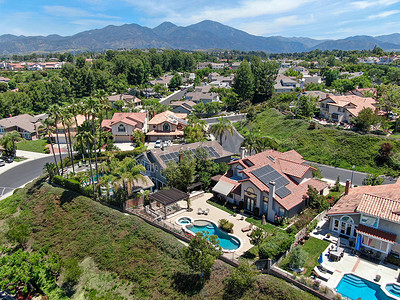 Mission Viejo 带游泳池的大别墅的总体规划私人社区鸟瞰图。