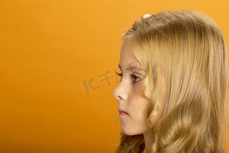 一个沉思的小女孩的侧面肖像。
