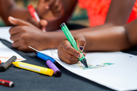 蜡笔小新卡通摄影照片_非洲孩子手绘细节。