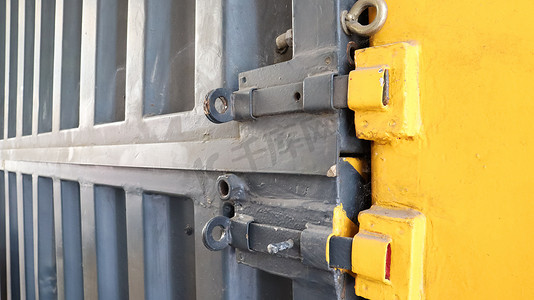 标准黄色和灰色金属海运集装箱特写的闩锁和锁。