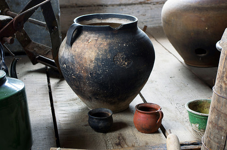 古代生活场景摄影照片_古老的家庭场景与复古陶器