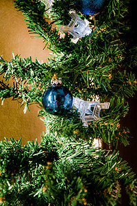 绿色玻璃球摄影照片_圣诞树上的玻璃球和装饰品，艾菲尔铁塔花环
