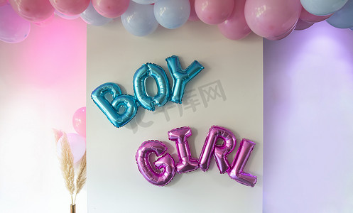 性别揭示派对蓝色和粉色气球在客厅的白墙上定义男孩或女孩，聚会派对装饰