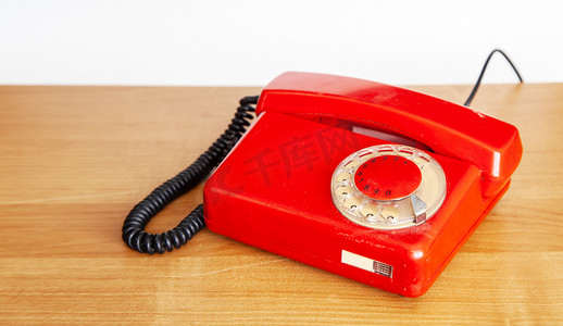 桌子上的红色复古手机