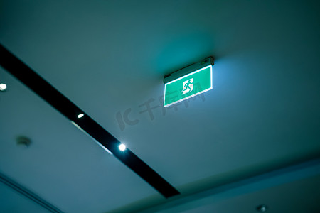 绿色紧急出口或消防出口悬挂标志