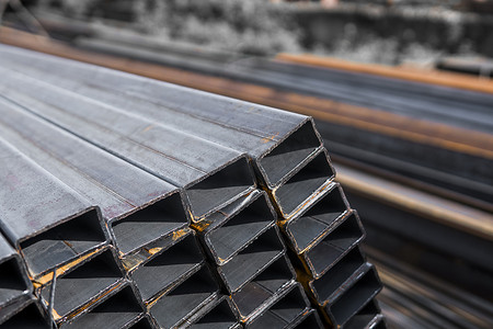 金属产品仓库中包装的方形扁轧管金属型材。