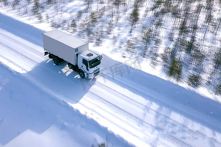 冬天，带货车的卡车沿着公路行驶。