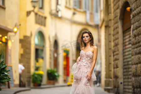 一位身穿粉色婚纱的新娘在意大利佛罗伦萨散步