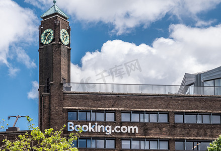 订票摄影照片_Booking.con 暗石建筑与钟楼在阿姆斯特丹，t