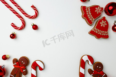 圣诞糖果拐杖摄影照片_白色的拐杖糖和红色圣诞小玩意