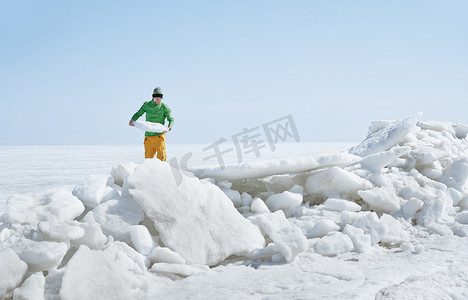 户外探索摄影照片_户外探索冰冷景观的年轻成年男子