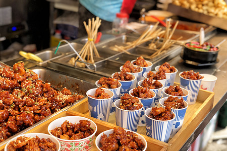 韩国首尔明洞街头小吃中的炸鸡