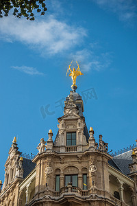 金色闪电在比利时安特卫普携带天使雕像。