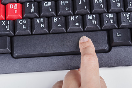 手指按电脑键盘上的空格键
