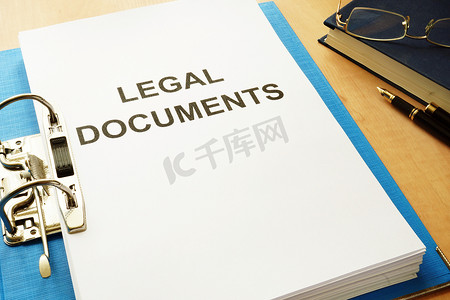 办公室中标题为法律文件的文件夹。