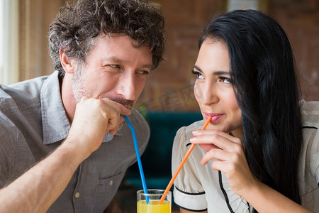 情侣在自助餐厅喝果汁