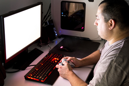 男子在定制桌面上玩电脑游戏，带手柄，ke