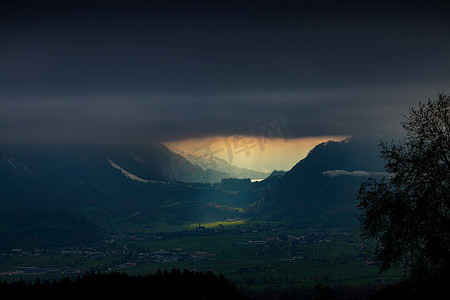太阳光线摄影照片_在瑞士阿尔卑斯山的龙疆雾霭之上