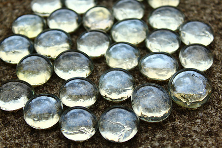 在石地板上的许多玻璃珠