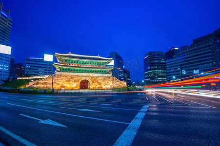 崇礼门（南大门市场）在晚上在韩国首尔。
