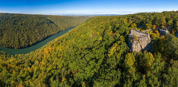 库珀斯岩州立公园全景俯瞰西弗吉尼亚州的奇特河，秋天的色彩